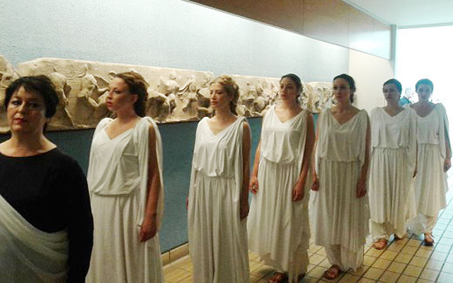Εξι Καρυάτιδες «εισέβαλαν» στο Βρετανικό Μουσείο ζητώντας πίσω την «αδελφή» τους!