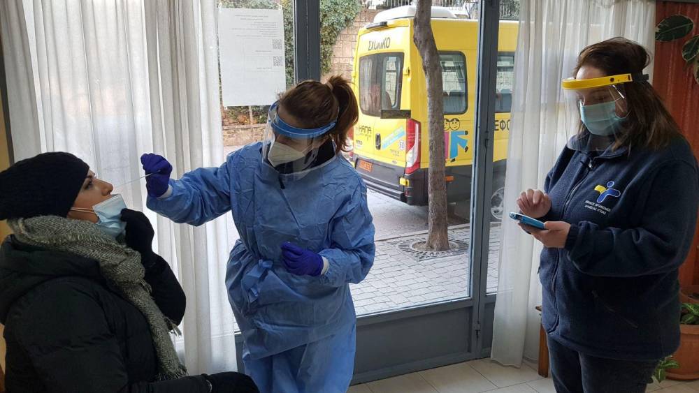 Τρεις θάνατοι από γρίπη και δύο από COVID-19 την τελευταία εβδομάδα