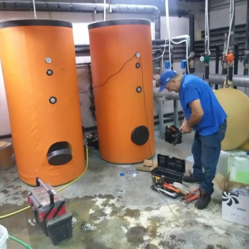Εργασίες συντήρησης σε ηλιακούς συλλέκτες στο Δημοτικό Κολυμβητήριο Νάουσας