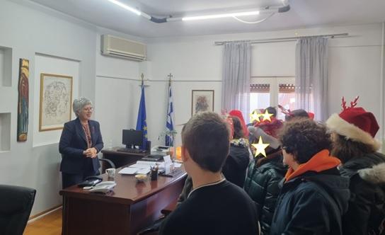 Μαθητές έψαλλαν τα κάλαντα στην Διεύθυνση Α/θμιας Εκπαίδευσης