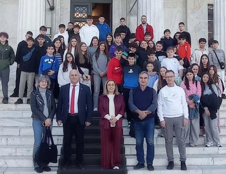 Επίσκεψη μαθητών γυμνασίου από τη Νάουσα στο Ελληνικό Κοινοβούλιο με οικοδεσπότη τον Βασίλη Κοτίδη