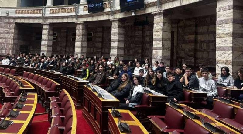 Εκπαιδευτική εκδρομή στην Αθήνα για το 2ο Γυμνάσιο Αλεξάνδρειας με σημαντικές εμπειρίες και επισκέψεις