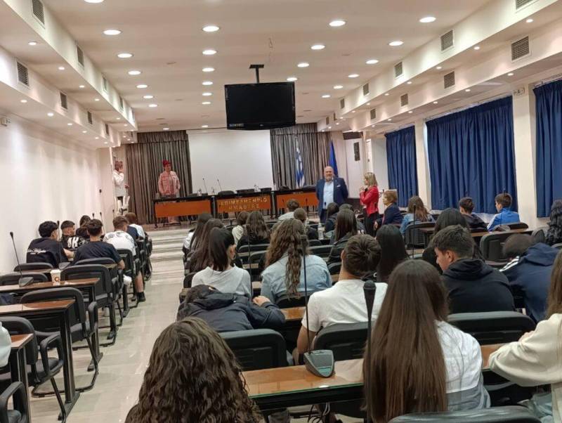 Μαθητές του Γυμνασίου Μακροχωρίου σε τροχιά επαγγελματικού προσανατολισμού μέσα από επίσκεψη στο Επιμελητήριο Ημαθίας