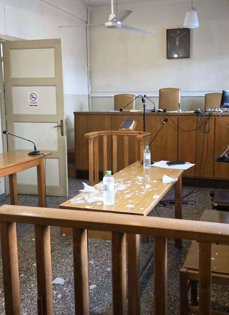 Ποινικολόγιοι: Σοβαρά ερωτήματα για την ασφάλεια μετά την πτώση φωτιστικού στο Πρωτοδικείο Νάουσας