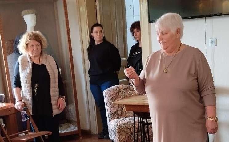 Τα μέλη του ΚΑΠΗ Νάουσας γνώρισαν την ιστορία και την παράδοση στο Λύκειο Ελληνίδων
