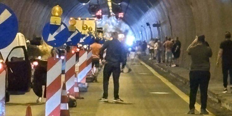 Τροχαίο με φωτιά σε Ι.Χ. σε τούνελ της Εγνατίας