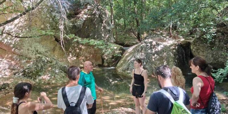 Πεζοπορία 5 χιλιομέτρων από τα Ριζώματα στον καταρράκτη Δερματά