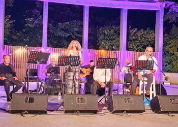 «Το Τζουκ Μποξ Αρχίζει…»: Λαϊκό τραγούδι και μακεδονική παράδοση σε μια όμορφη βραδιά στη Νάουσα