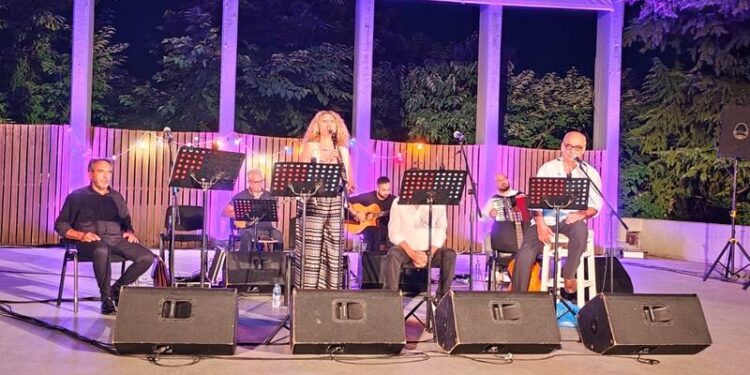 «Το Τζουκ Μποξ Αρχίζει…»: Λαϊκό τραγούδι και μακεδονική παράδοση σε μια όμορφη βραδιά στη Νάουσα