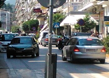 Παρκάρουν όπως βολέψει στην Μητροπόλεως