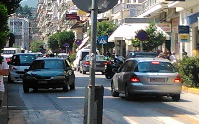 Παρκάρουν όπως βολέψει στην Μητροπόλεως