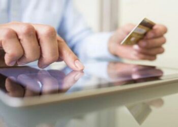 Ζευγάρι εξαπατούσε καταστηματάρχες που εξέδιδαν προπληρωμένες κάρτες