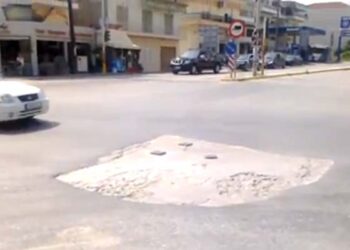 Βέροια: Διαμαρτυρία για μεγάλη λακκούβα στην οδό Παυσανίου
