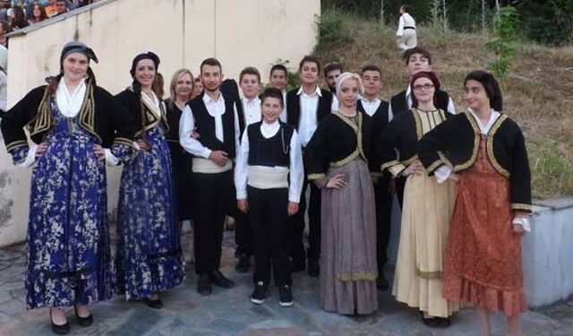 Στολισμός χριστουγεννιάτικου δέντρου στον Πολιτιστικό Σύλλογο Τριλόφου Αριστοτέλης