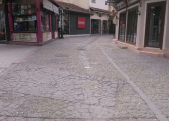 Οι φθορές του οδοστρώματος στην πεζοδρομημένη αγορά στο Δημοτικό Συμβούλιο