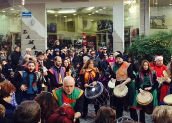 Σε εορταστικούς ρυθμούς η αγορά της Βέροιας με την μπάντα κρουστών (video)