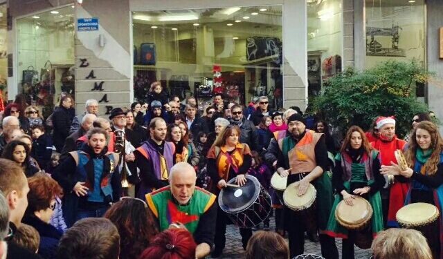 Σε εορταστικούς ρυθμούς η αγορά της Βέροιας με την μπάντα κρουστών (video)