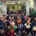 Σε εορταστικούς ρυθμούς η αγορά της Βέροιας με την μπάντα κρουστών (video)