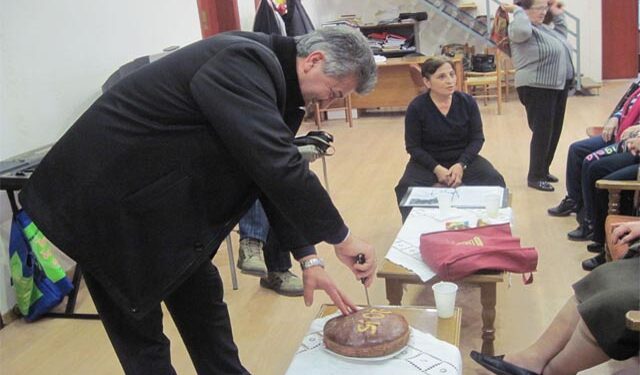 Tην πρωτοχρονιάτικη πίτα της έκοψε η χορωδία του ΚΑΠΗ Αλεξάνδρειας