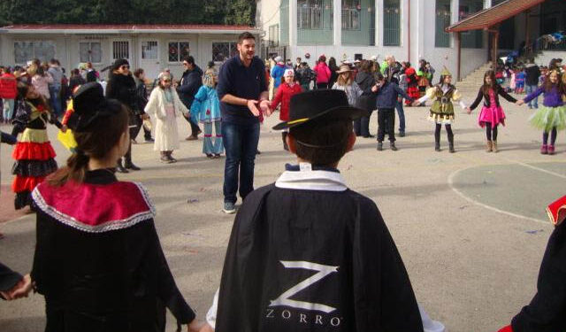 Μαθητές των 6ου-10ου Δημοτικών Σχολείων Νάουσας γιόρτασαν την αποκριά κι έπαιξαν με τον CIOFF
