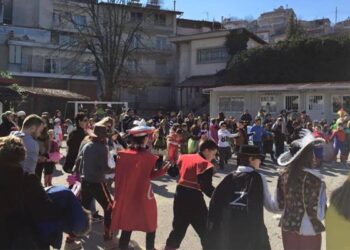 Μαθητές του 6ου-10ου Δ.Σ. Νάουσας γιόρτασαν την αποκριά παίζοντας με το CIOFF και χορεύοντας με τους παραδοσιακούς ήχους του Ν. Δραγουμάνου