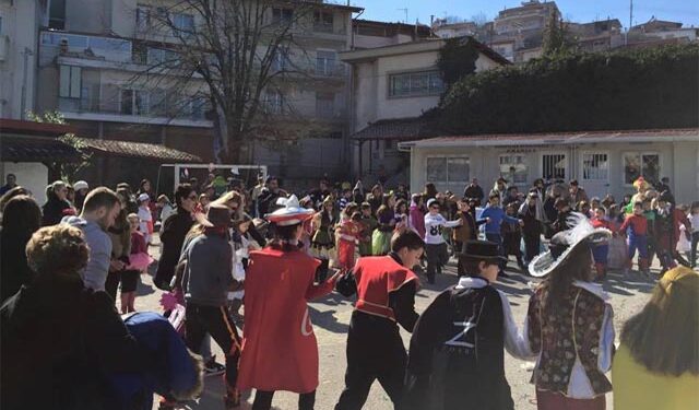 Μαθητές του 6ου-10ου Δ.Σ. Νάουσας γιόρτασαν την αποκριά παίζοντας με το CIOFF και χορεύοντας με τους παραδοσιακούς ήχους του Ν. Δραγουμάνου