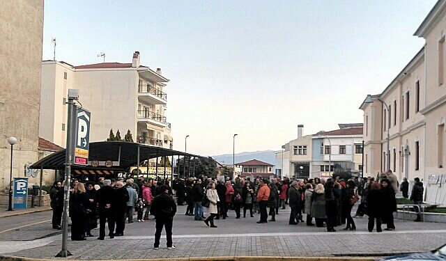 Συγκέντρωση στήριξης της Ελληνικής κυβέρνησης και σήμερα στην Βέροια (φωτογραφίες)
