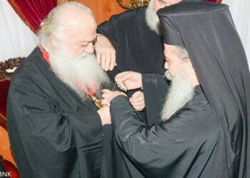 Ο Σταυρός του «Ανωτέρου Ταξιάρχη του Τάγματος των Ορθοδόξων Σταυροφόρων του Παναγίου Τάφου» στον Μητροπολίτη