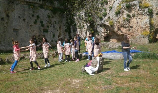 «Έναν περίπατο στο Νυμφαίο της Μίεζας» έκαναν μαθητές του Δημοτικού Σχολείου Στενημάχου