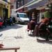 Ανάμεσα από τις καρέκλες των καφετεριών περνούν αυτοκίνητα στον πεζόδρομο της Βέροιας