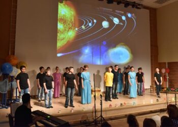 Επιτυχημένη η θεατρική παράσταση “Άστρα, ήλιοι και φεγγάρια” του 10ου Δημοτικού Σχολείου Νάουσας