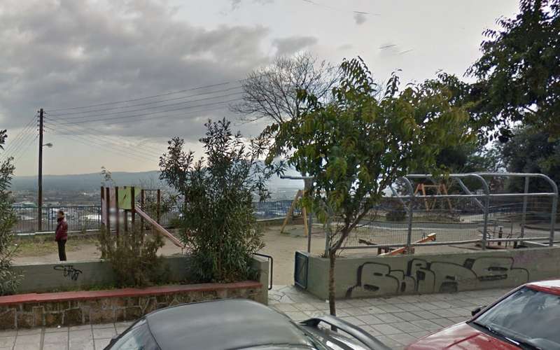 Στην τσουλήθρα παιδικής χαράς ανέβηκε βεροιώτισσα για να αποφύγει επίθεση αδέσποτων