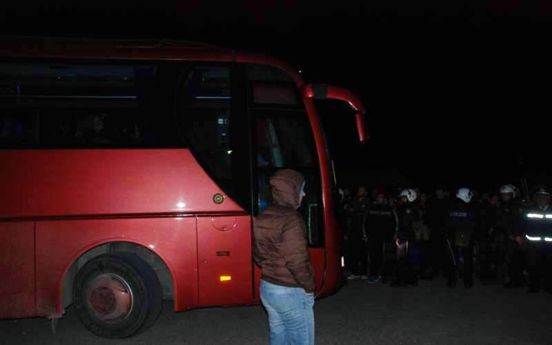 Ήρθαν οι πρώτοι πρόσφυγες – Αντιδράσεις από κατοίκους – Απέφυγε το λιντσάρισμα ο Ουρσουζίδης