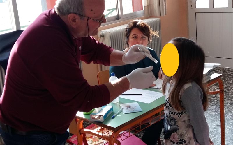 Οδοντίατρος στην τάξη του Δημοτικού Σχολείου Νησίου
