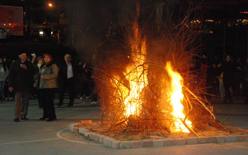 Άναψαν οι “Κλαδαριές” στο Νησί