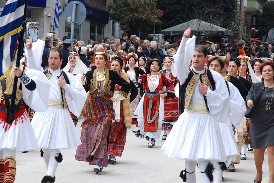 Φορεσιές από όλες τις περιοχές της χώρας παρουσίασε στην παρέλαση το Λύκειο Ελληνίδων Βέροιας