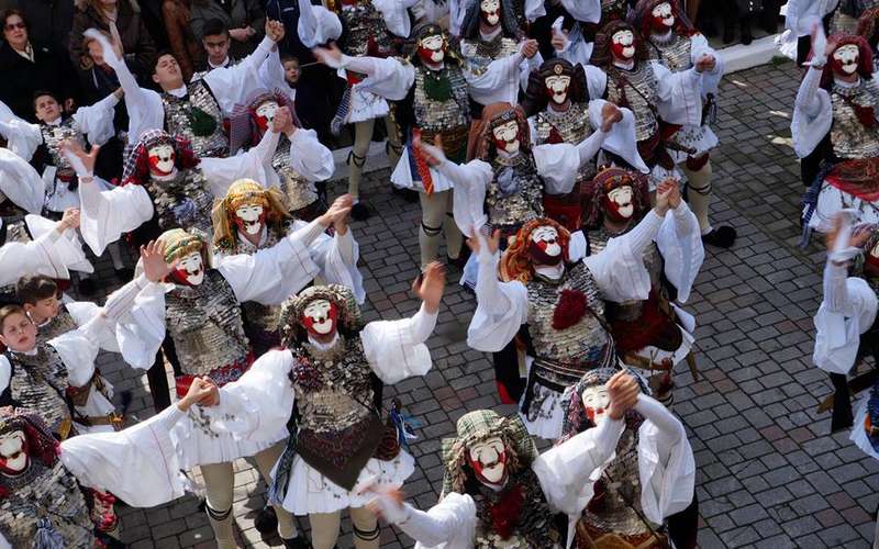 Με το δρώμενο “Γενίτσαροι και Μπούλες” συνεχίστηκαν στην Νάουσα οι αποκριάτικες εκδηλώσεις