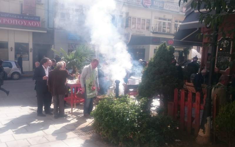 Γέμισε “τσίκνα” η αγορά της Βέροιας