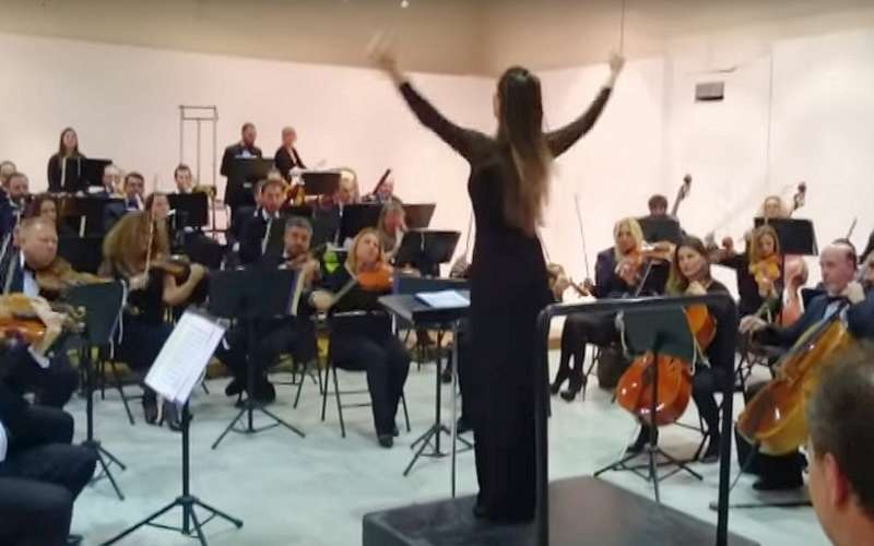 Η νεαρή μαέστρος Νίκη Μπραβάκη συνεχίζει να δοξάζει την γενέτειρά της πόλη