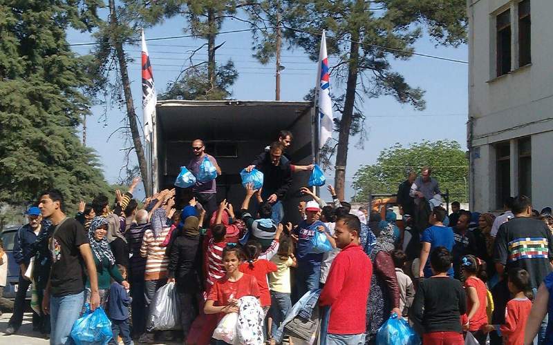 Παράδοση ειδών πρώτης ανάγκης στους πρόσφυγες από το ΠΑΜΕ