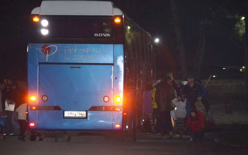 Άλλα πέντε λεωφορεία με πρόσφυγες στην Αλεξάνδρεια