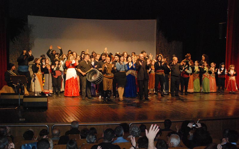 «Οι ρίζες ποτέ δεν κόβονται»: Εντυπωσιακή παράσταση αφιερωμένη στα θύματα της γενοκτονίας (φωτογραφίες, βίντεο)