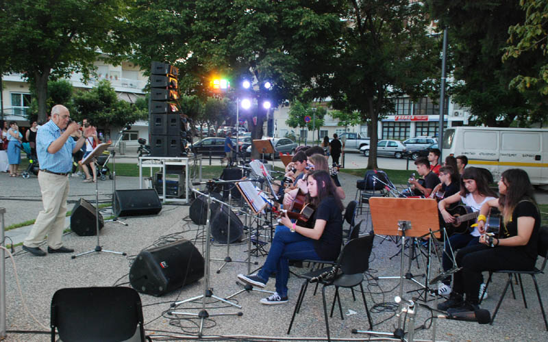 Ταξίδι στο μαγικό κόσμο της κιθάρας με τους ArtGuitaristas & VeriArtisti (φωτογραφίες & βίντεο)