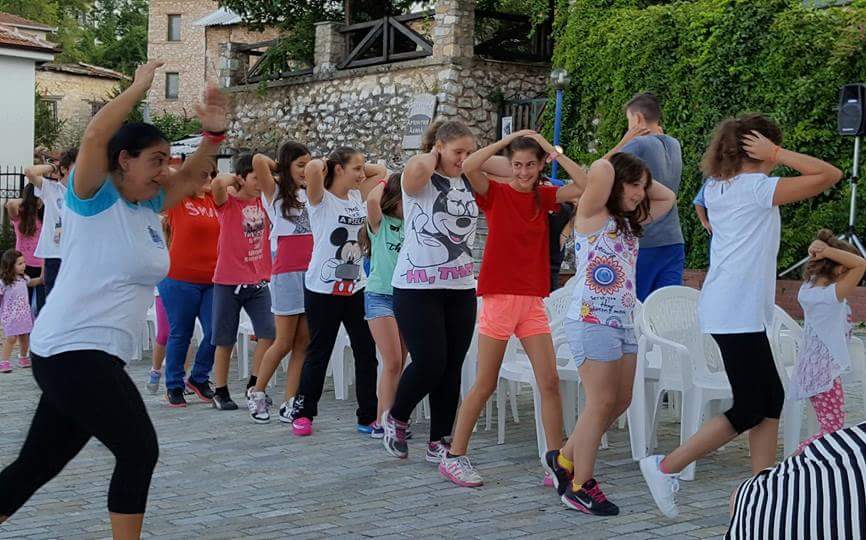 Οι Παλαίμαχες χαντμπολίστριες οργάνωσαν στην Κουμαριά παιχνίδι για παιδιά