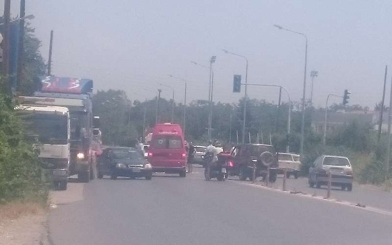 Τροχαίο με τραυματία δικυκλιστή έξω από το Μακροχώρι