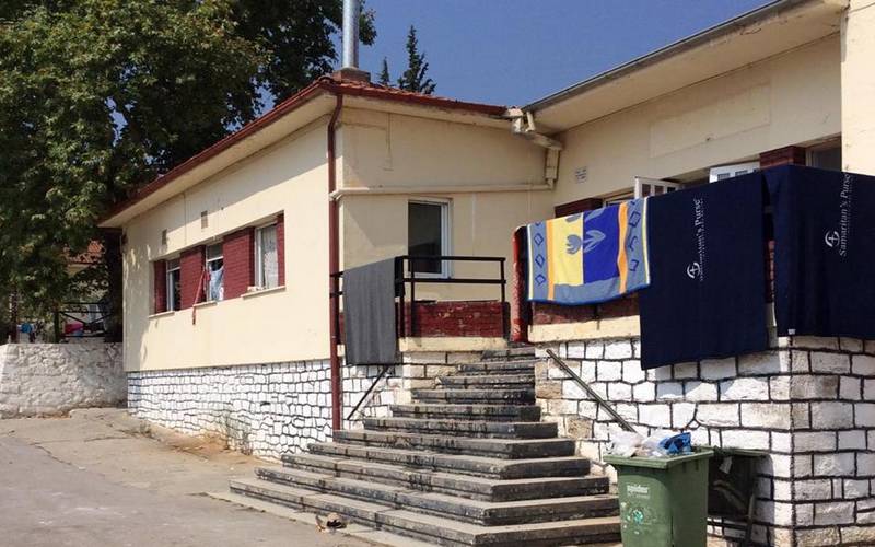 Κατάληψη στο hot spot της Αγίας Βαρβάρας έκαναν οι πρόσφυγες