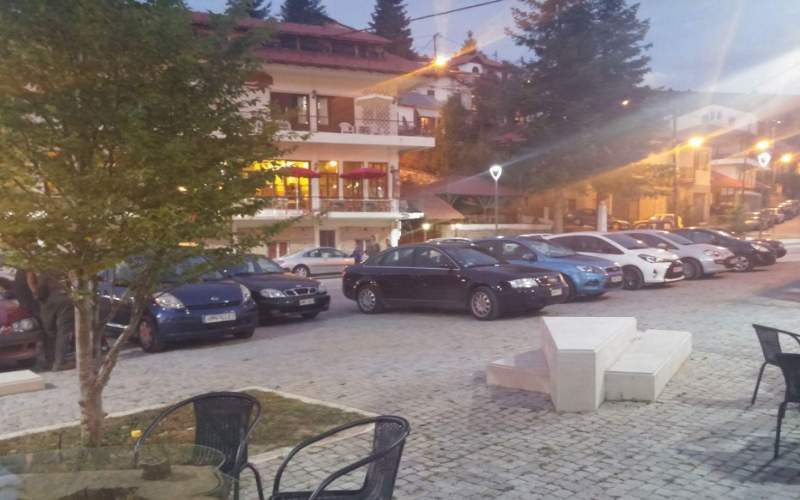 Παρκάρισμα πάνω στην πλατεία Σελίου