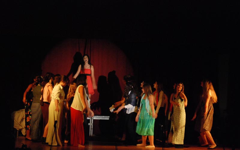 Εξαιρετική η μουσική παράσταση “100 Χρόνια Musical” της χορωδίας Filippos Glee (βίντεο)
