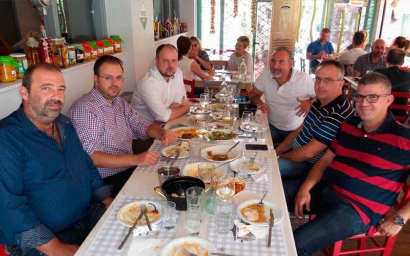Ο Θανάσης Θεοχαρόπουλος κοντά στην ομάδα μπάσκετ του Φιλίππου
