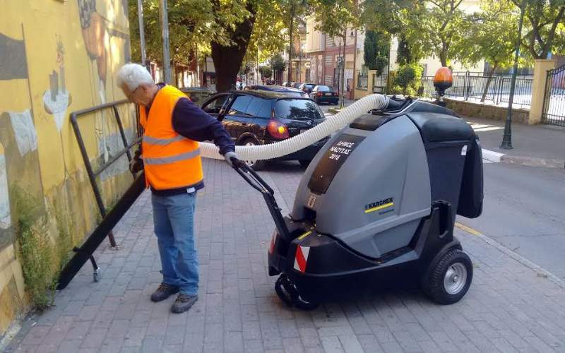 Μηχανική σκούπα στους δρόμους της Νάουσας